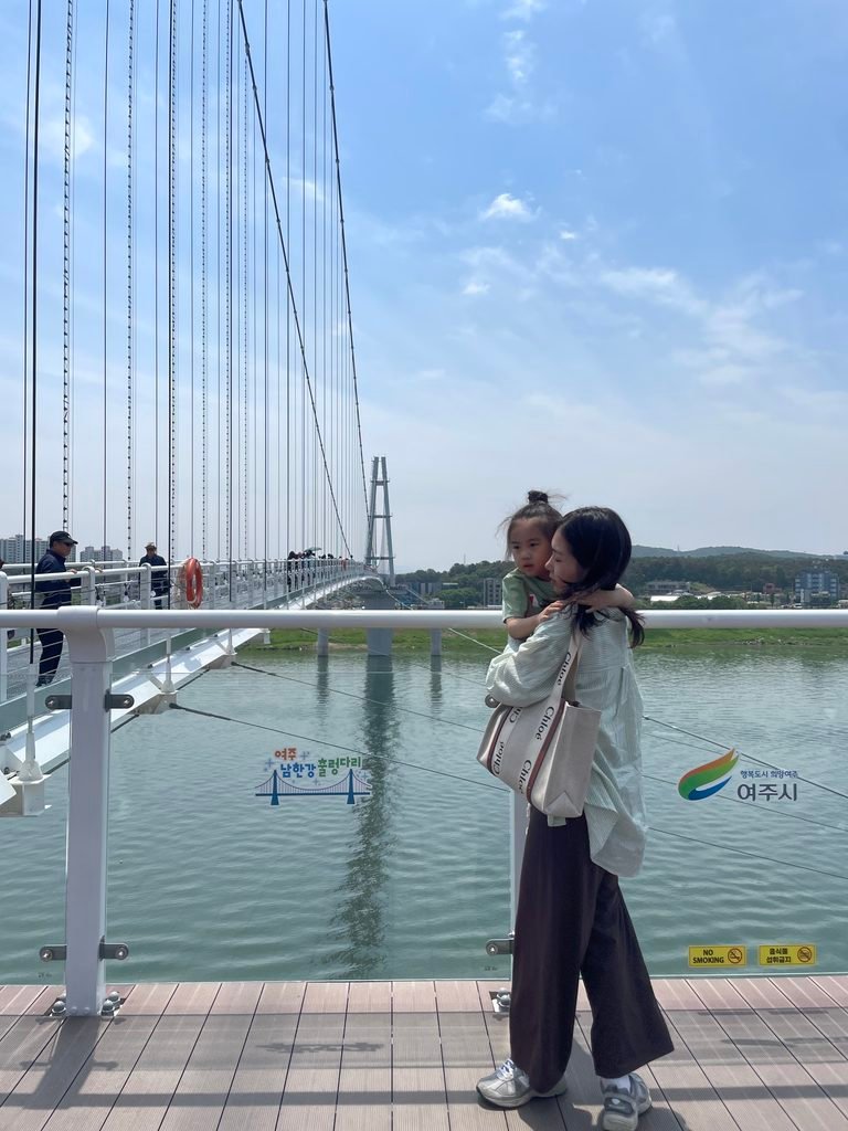 끌로에 우디백 미디움 아이와 외출할 때 착용 모습