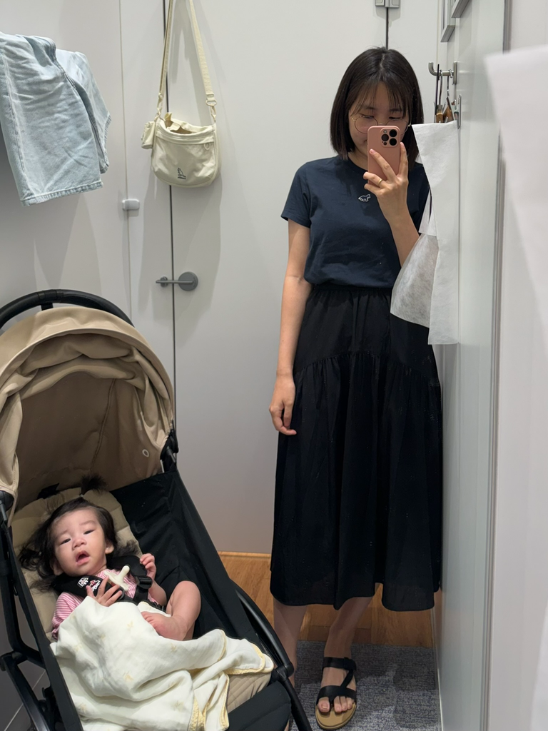 유니클로 나일론 개더 스커트 블랙 S 착용 모습